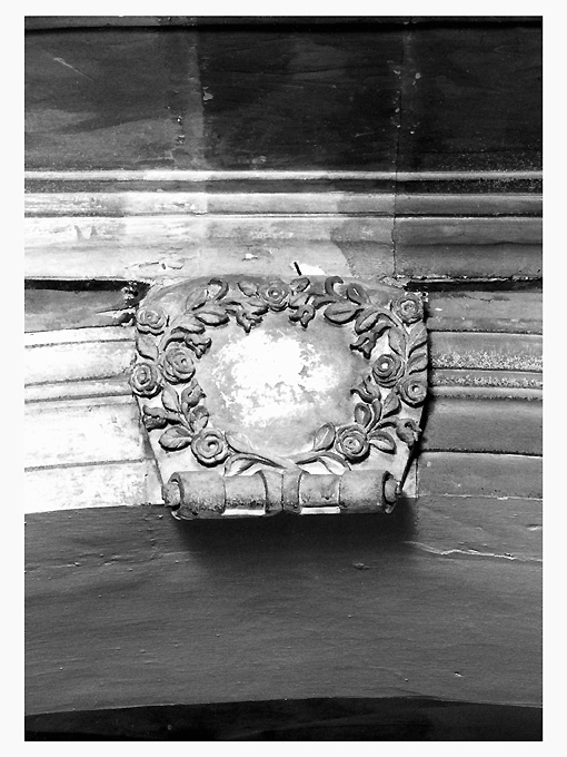 motivo decorativo floreale (rilievo) - produzione leccese (sec. XVIII)