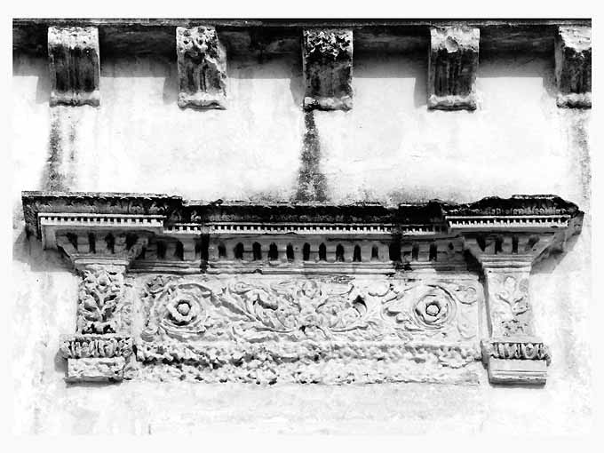 motivi decorativi vegetali con putti alati/ motivi decorativi architettonici (decorazione plastico-architettonica) - ambito salentino (ultimo quarto sec. XVI)