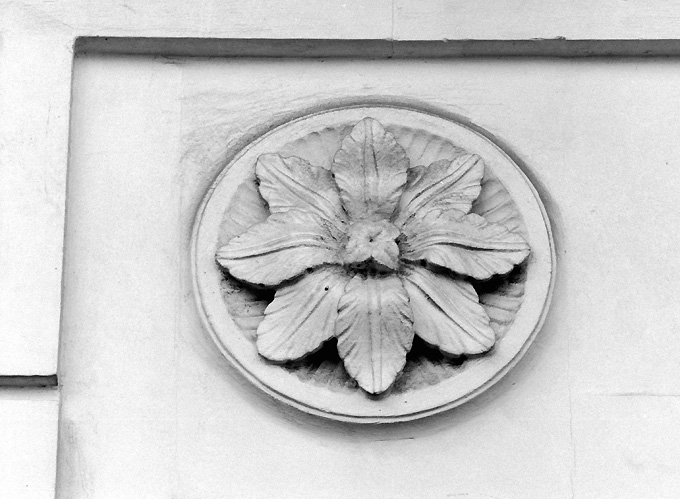 motivo decorativo a rosette (rilievo, serie) - ambito salentino (sec. XX)