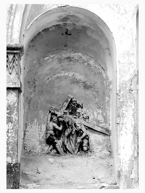 Cristo cade sotto la croce e due fedeli lo aiutano (rilievo, elemento d'insieme) - ambito salentino (sec. XX)