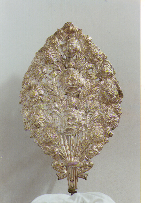 composizione floreale d'altare, frammento - ambito Italia meridionale (primo quarto sec. XX)