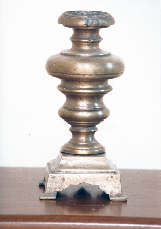 vaso d'altare con composizione floreale, serie - ambito Italia meridionale (fine/inizio secc. XIX/ XX)