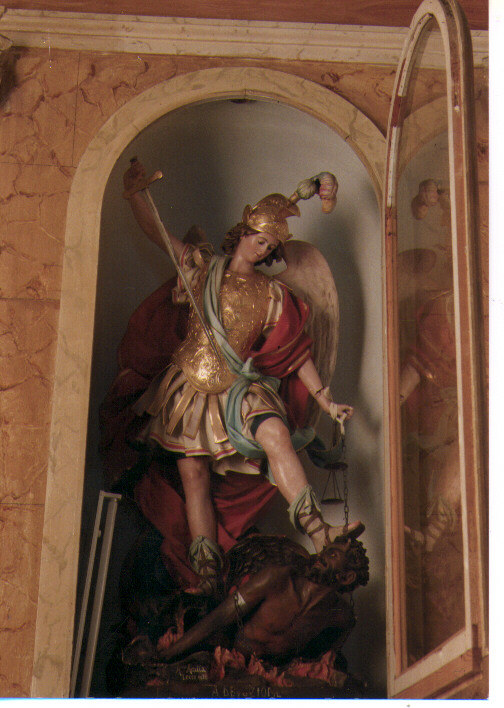 San Michele Arcangelo (statua) di Aralla Antonio (sec. XX)