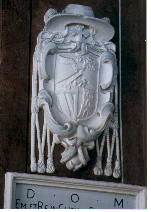 stemma vescovile di Vincenzo Maria Orsini (decorazione plastica) - ambito Italia meridionale (sec. XVII)