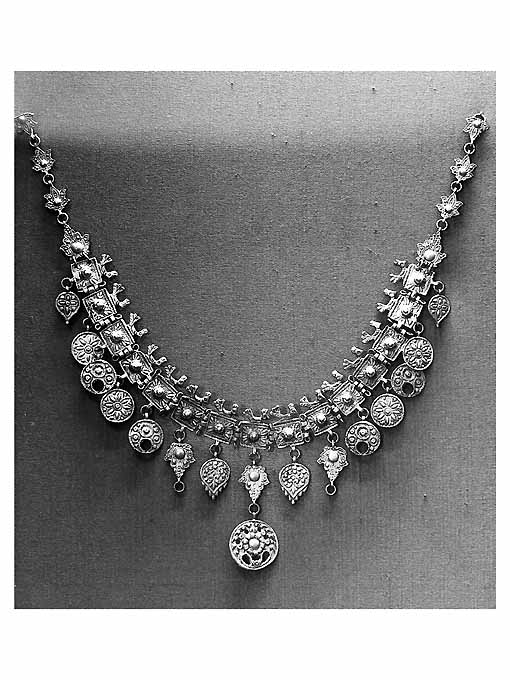 collana - manifattura pugliese (sec. XX)