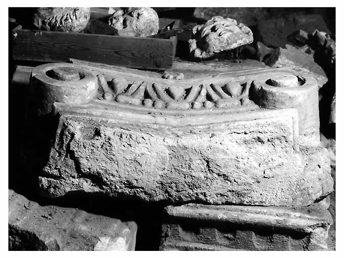 semicapitello, frammento - ambito pugliese (prima metà sec. XVIII)