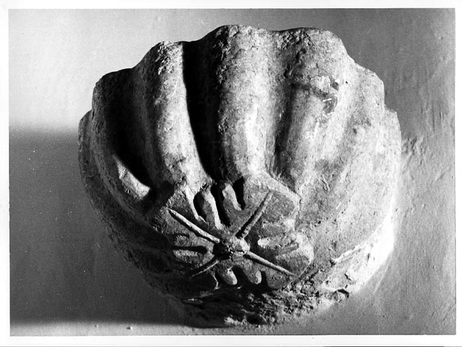 acquasantiera - a conchiglia - ambito pugliese (secc. VII/ XVIII)