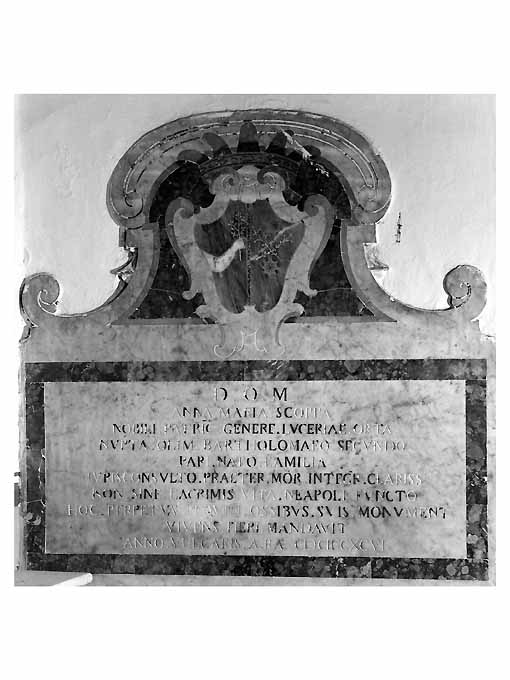 lapide tombale - ambito pugliese (sec. XVIII)