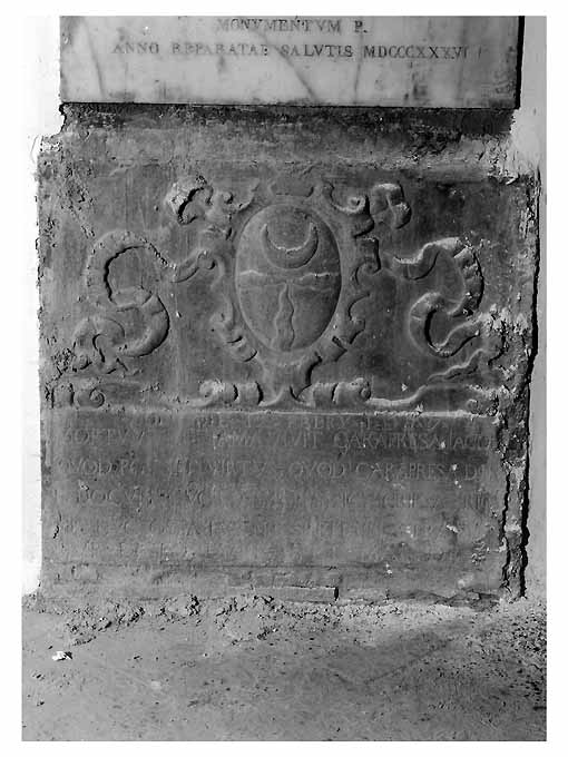 stemma gentilizio della famiglia Carapresa (lapide tombale) - ambito Italia meridionale (sec. XVI)
