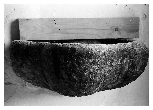 acquasantiera da parete - produzione pugliese (secc. XVII/ XVIII)