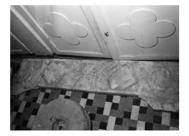 lastra tombale, frammento - ambito Italia meridionale (secc. XVIII/ XIX)