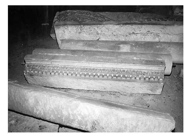 cornice - produzione pugliese (sec. XII)