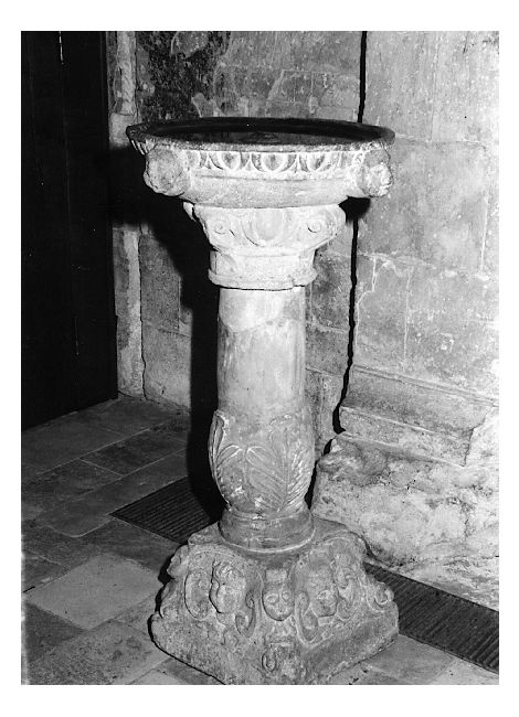 acquasantiera - a fusto - ambito pugliese (sec. XVI)