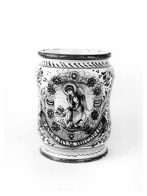 angelo genuflesso nell'atto di cogliere un fiore (vaso da farmacia) - manifattura Italia meridionale (prima metà sec. XVII)