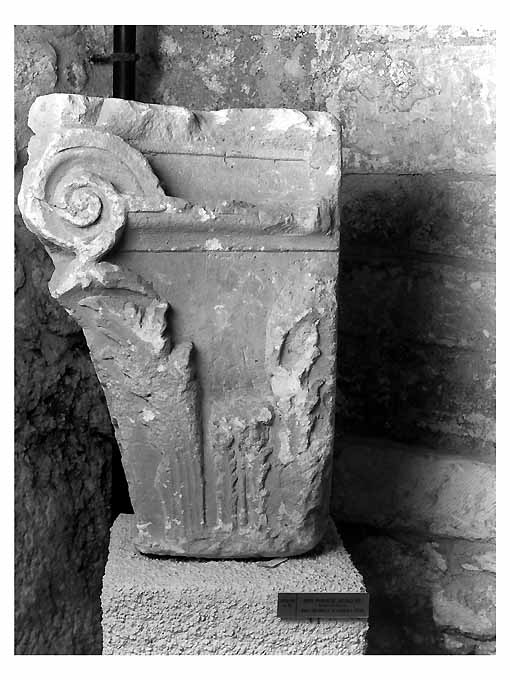 semicapitello, frammento - ambito pugliese (secc. XI/ XII)