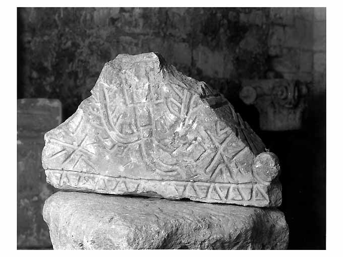 capitello - a gruccia - ambito pugliese (secc. IX/ X)