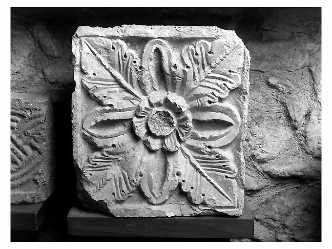 decorazione plastico-architettonica, elemento d'insieme - ambito pugliese (sec. XIII)