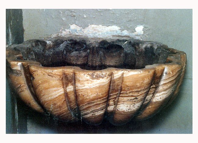 acquasantiera - a conchiglia - produzione foggiana (inizio sec. XVIII)