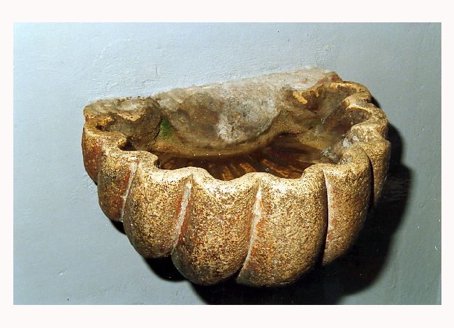 acquasantiera - a conchiglia - produzione foggiana (sec. XVII)