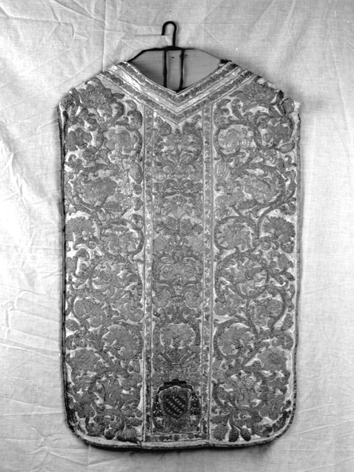 stemma vescovile di Antonio de Sangro (pianeta, elemento d'insieme) - manifattura Italia meridionale (?) (sec. XVII)