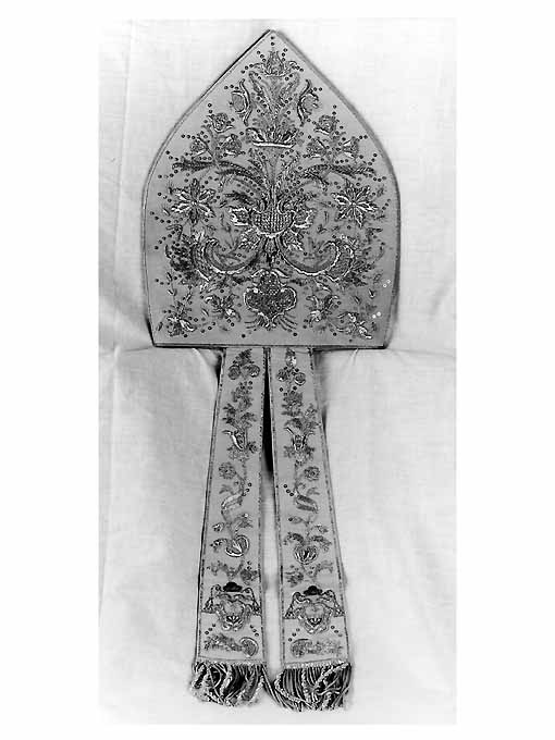 stemma vescovile di Marco De Simone tra motivi decorativi floreali (mitria, opera isolata) - manifattura Italia meridionale (sec. XVIII)
