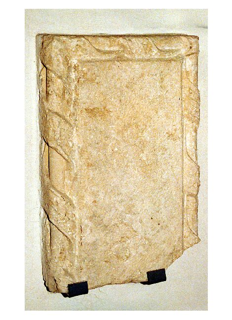 lapide, frammento - ambito Italia meridionale (secc. XI/ XVIII)