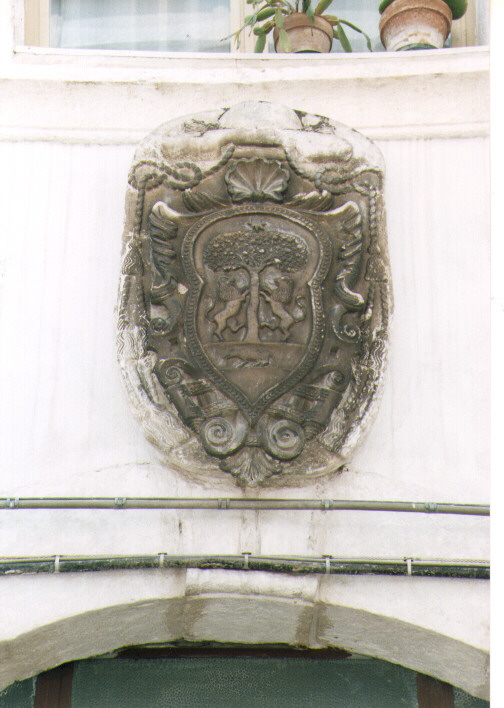 stemma gentilizio della famiglia Melosci, stemma gentilizio (scultura) - ambito pugliese (seconda metà sec. XVIII)