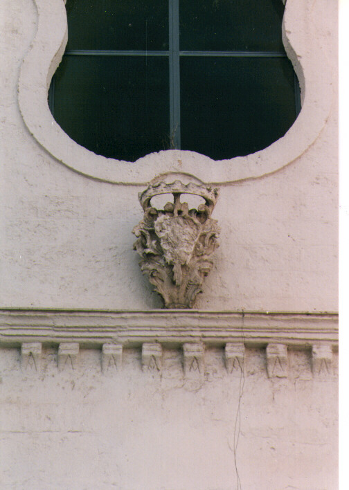 stemma gentilizio della famiglia Nicolai (scultura) - ambito Italia meridionale (sec. XVIII)