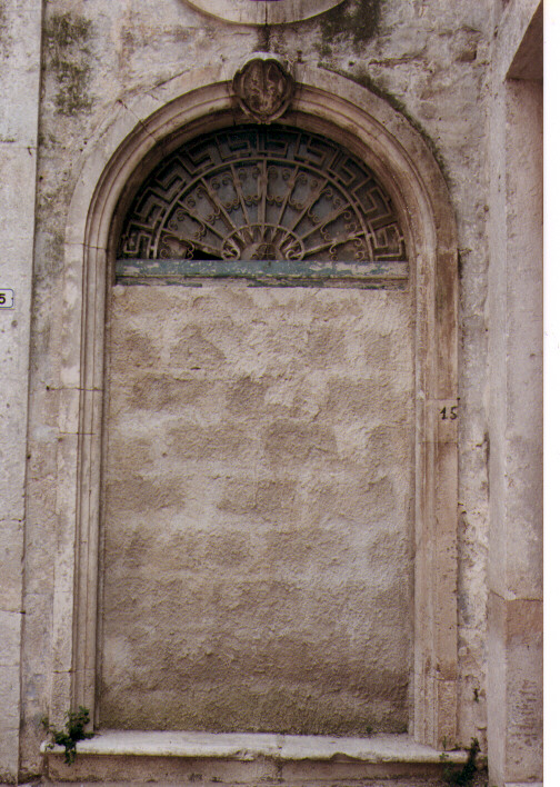 stemma gentilizio della famiglia Miani-Perotti (?), stemma gentilizio (portale) - ambito Italia meridionale (sec. XIX)