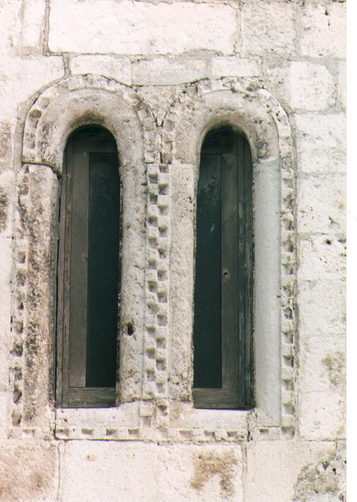 bifora - ambito Italia meridionale (sec. XIII)