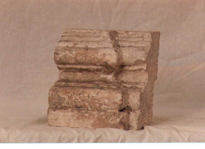 cornice architettonica, frammento - ambito Italia meridionale (secc. XVI/ XVII)