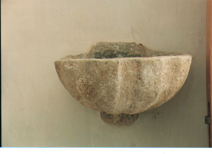 acquasantiera da parete - ambito pugliese (secc. XII/ XIII)