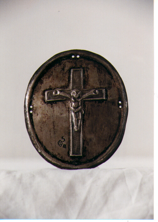 Cristo crocifisso (emblema di confraternita, serie) - manifattura napoletana (sec. XIX)