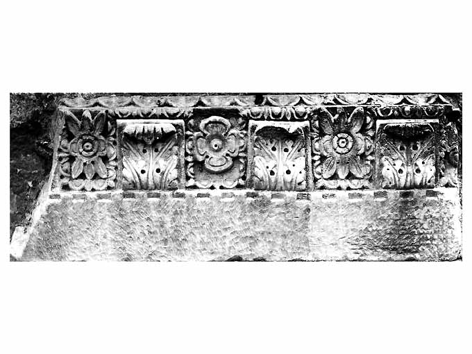 decorazione plastica, frammento - ambito pugliese (secc. I/ II)