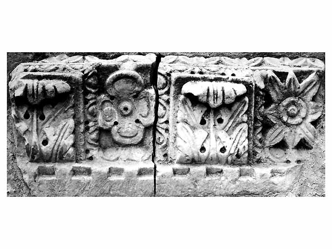 decorazione plastica, frammento - ambito pugliese (secc. I/ II)