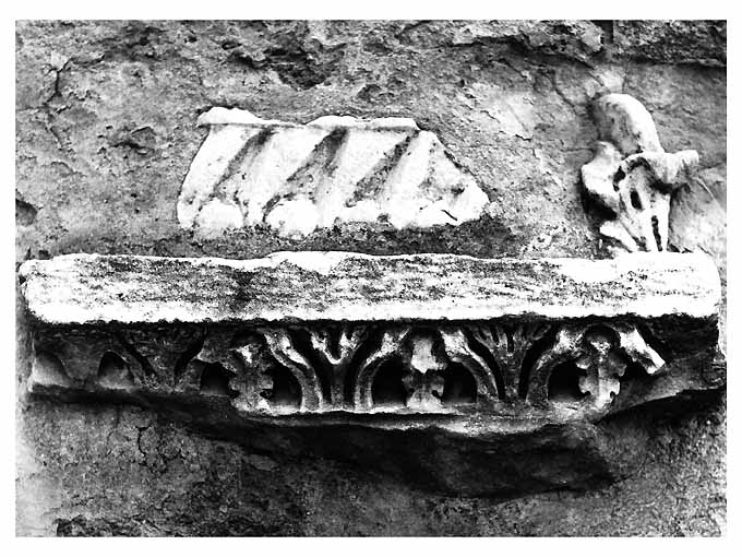 decorazione plastica, frammento - ambito pugliese (secc. I/ II)