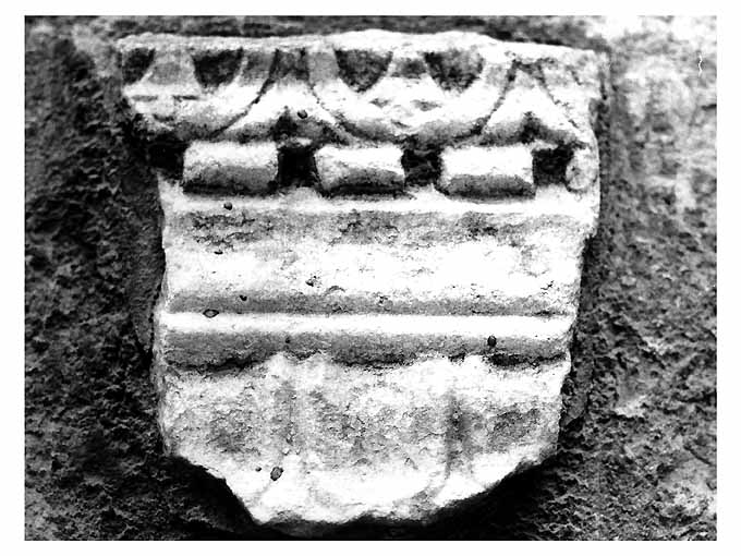 decorazione plastica, frammento - ambito pugliese (secc. I/ II)