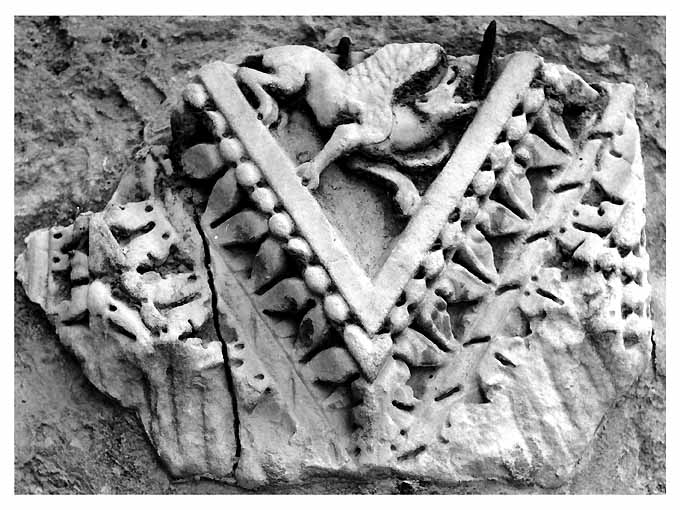 decorazione plastica, frammento - ambito pugliese (secc. I/ II)