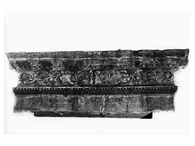 fastigio di portale - ambito pugliese (sec. XVII)