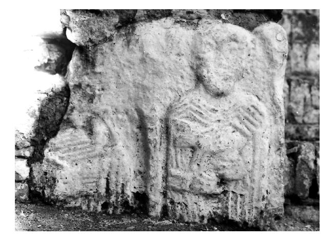 figura umana (stele, frammento) - ambito dauno (secc. VII/ VIII)