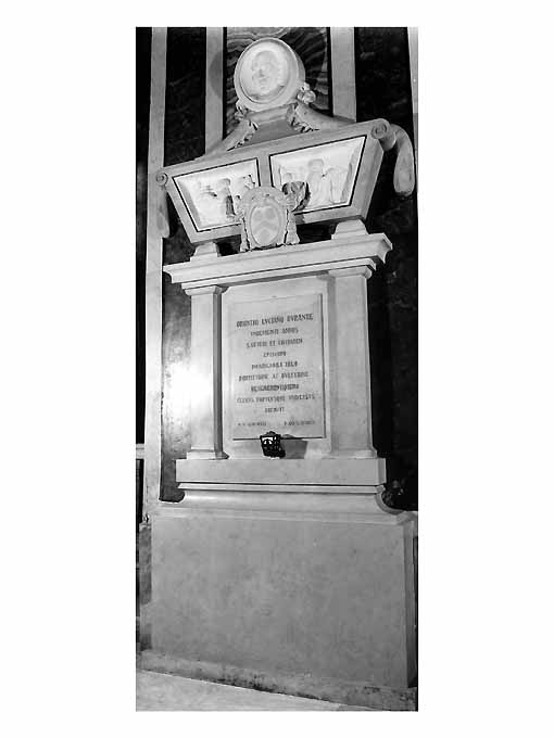 Vescovo Durante Oronzo (monumento funebre, opera isolata) di Schingo Luigi (sec. XX)