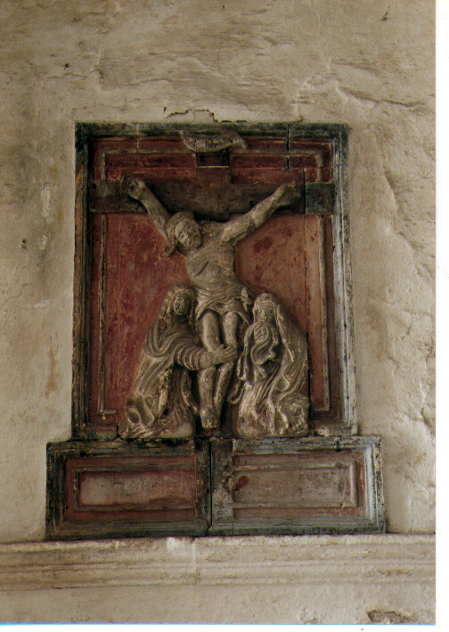 Crocifissione di Cristo con la Madonna e Santa Maria Maddalena (decorazione plastica) - ambito Italia meridionale (secc. XV/ XVI)
