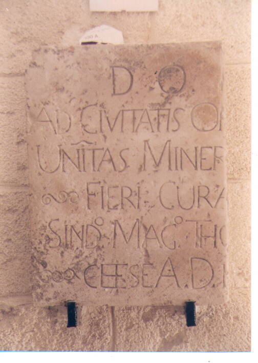 lapide commemorativa, frammento - ambito Italia meridionale (secc. XIII/ XVII)