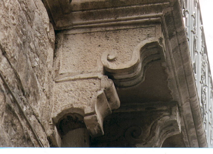 mensola architettonica - a voluta, serie - ambito pugliese (seconda metà sec. XVIII)