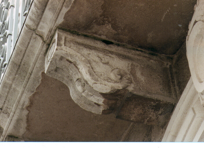 mensola architettonica - a voluta, serie - ambito pugliese (seconda metà sec. XVIII)
