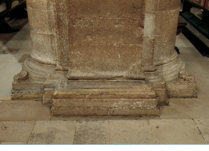 base di pilastro, serie - ambito Italia meridionale (seconda metà sec. XVI)