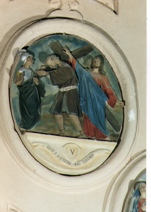 stazione V: Gesù aiutato da Simone il Cireneo a portare la croce (formella) - ambito salentino (seconda metà sec. XIX)