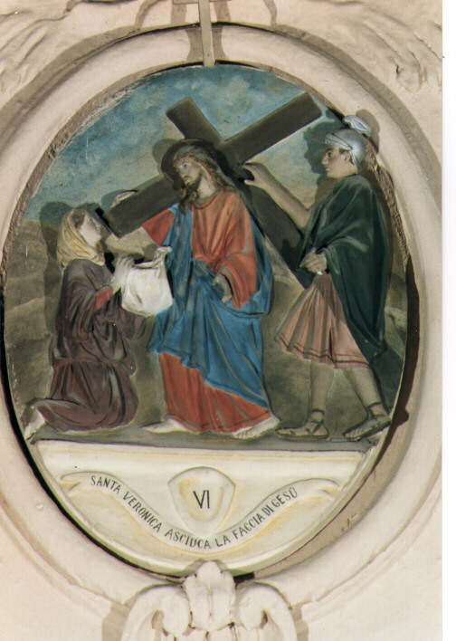 stazione VI: Gesù asciugato dalla Veronica (formella) - ambito salentino (seconda metà sec. XIX)