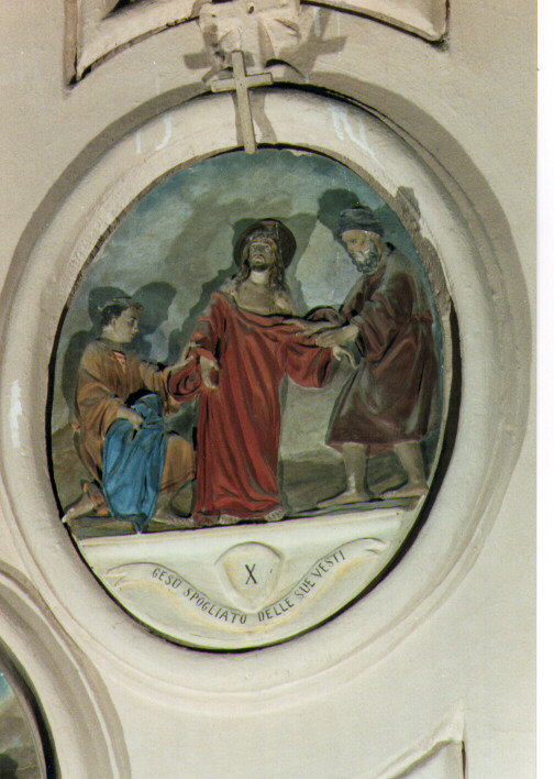 stazione X: Gesù spogliato e abbeverato di fiele (formella) - ambito salentino (seconda metà sec. XIX)