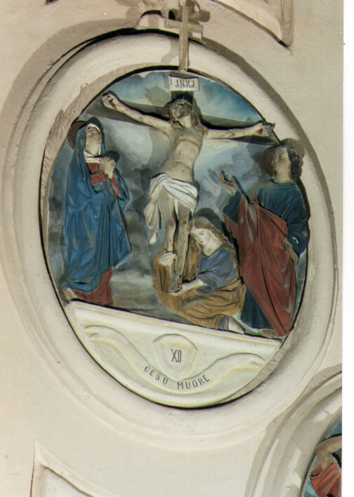 stazione XII: Gesù innalzato e morto in croce (formella) - ambito salentino (seconda metà sec. XIX)